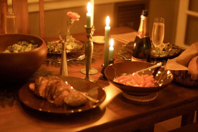 Un éclairage tamisé réduit l'appétit, c'est pourquoi il vaut la peine de dîner aux chandelles