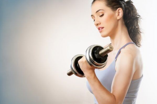 La fille pratique le sport